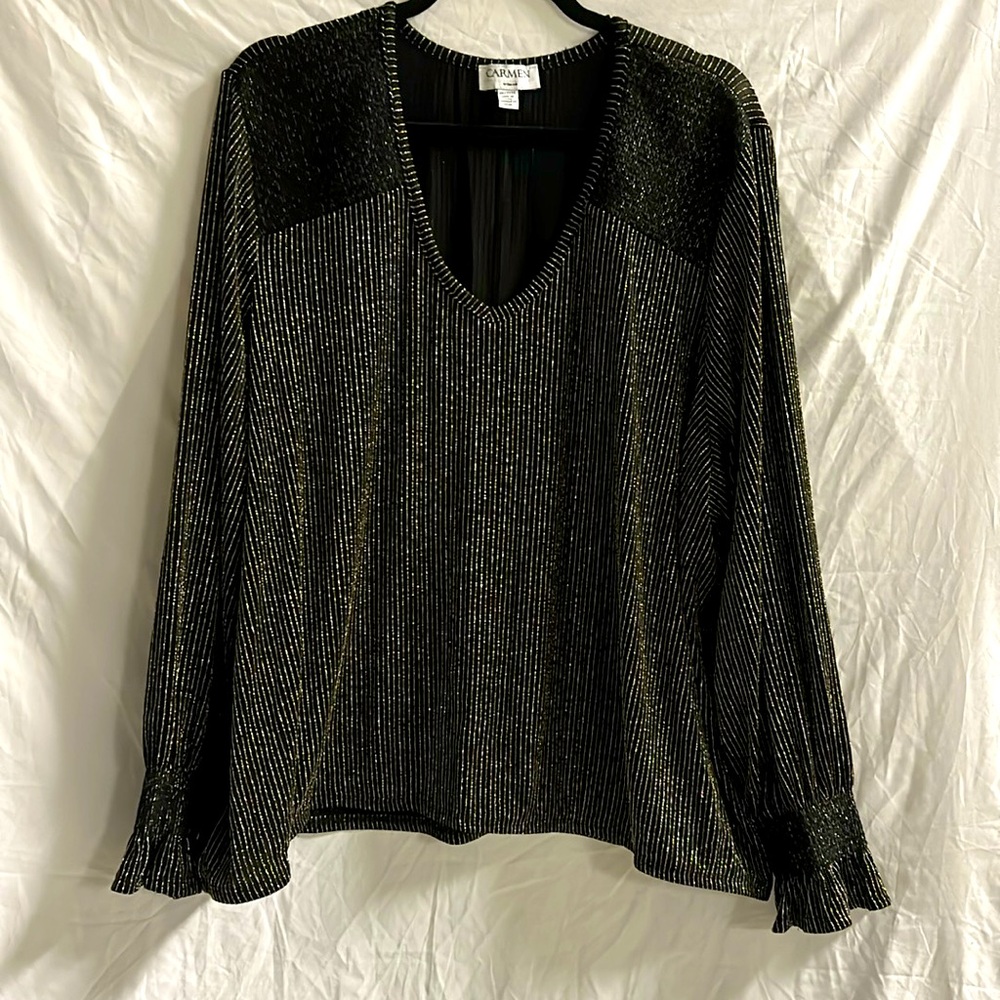 Stunning Carmen Marc Valvo shimmering top for a comfortable picture perfect nite